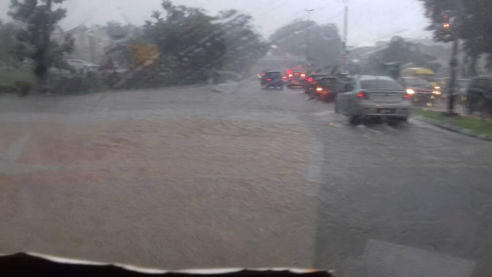 Banjir Kilat Di Kuching Kurang 1 Jam Selepas Hujan Lebat Turun Banjir Kilat Di Kuching Kurang 1 Jam Selepas Hujan Lebat Turun