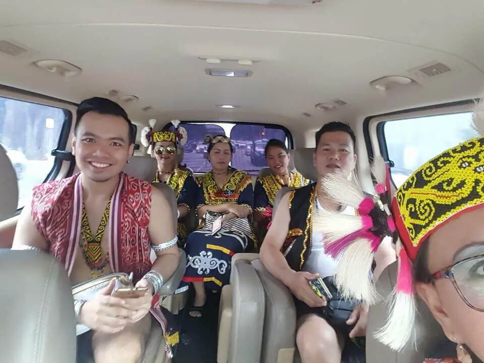 Orang Sarawak Pakai Baju Kebudayaan Dihalau Dari KLCC Orang Sarawak Pakai Baju Kebudayaan Dihalau Dari KLCC