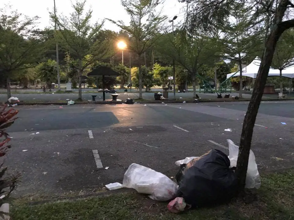 Akibat Tiada Kesedaran Sivik, Civic Centre Kuching Penuh Dengan Longgokan Sampah Akibat Tiada Kesedaran Sivik, Civic Centre Kuching Penuh Dengan Longgokan Sampah